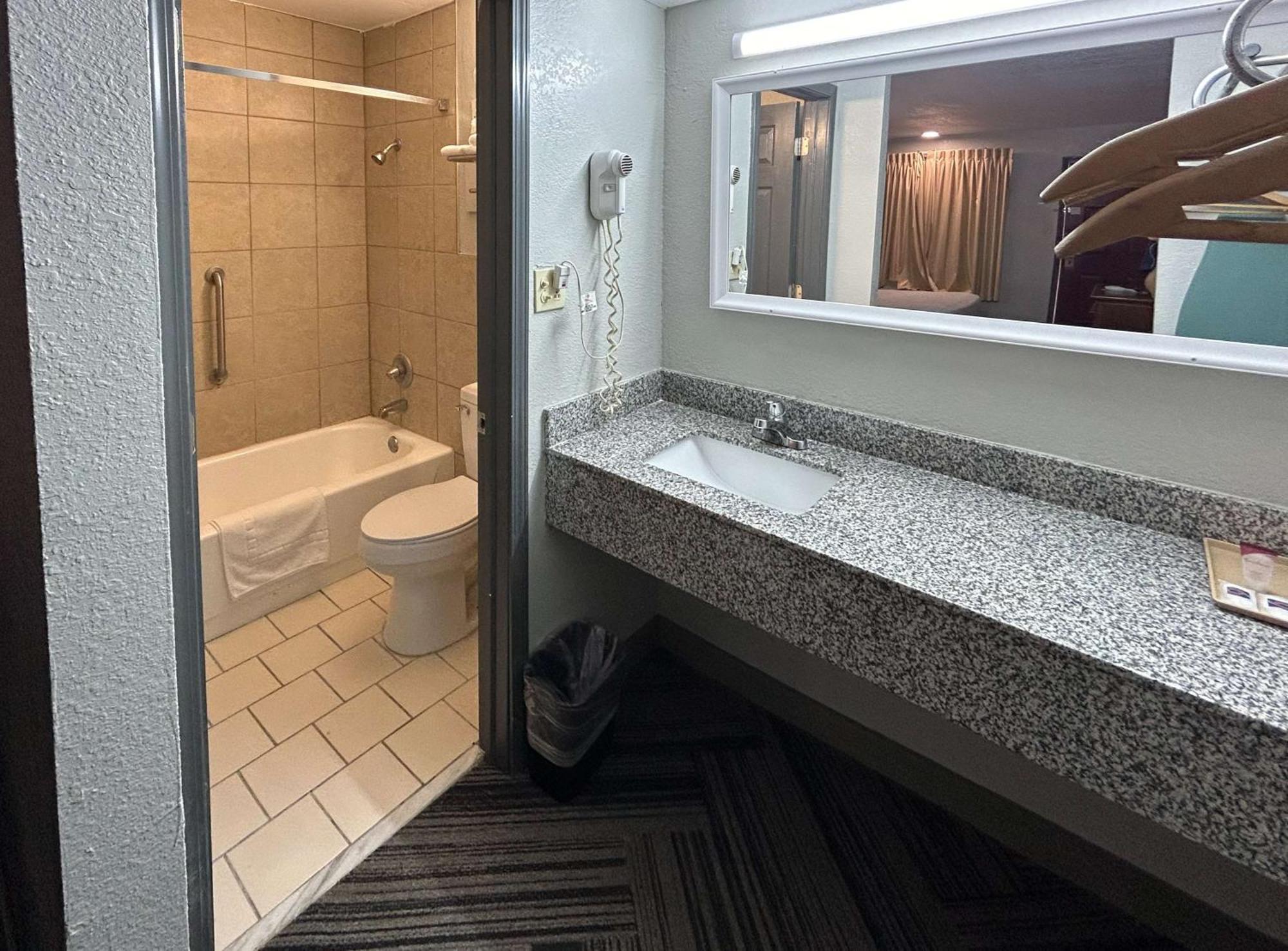 Motel 6 Ada Ok Exteriör bild
